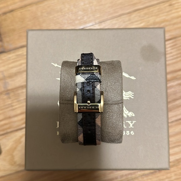 Burberry women’s watch with Burberry print gold - Picture 5 of 6
